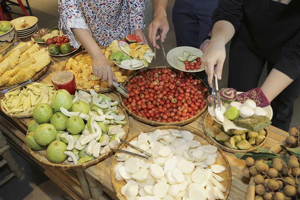 Bên cạnh các hoạt động trưng bày và giới thiệu sản phẩm, sự kiện lần này còn là dịp để người dân thành phố trải nghiệm những sắc màu văn hóa đa dạng qua các chương trình biểu diễn đặc sắc như Đờn ca tài tử, chương trình Đêm Hoa Lệ, Âm Vang Đất Nước do các nghệ sĩ Đoàn văn công tỉnh Đồng Tháp và Nhà hát Chợ Lớn thực hiện.