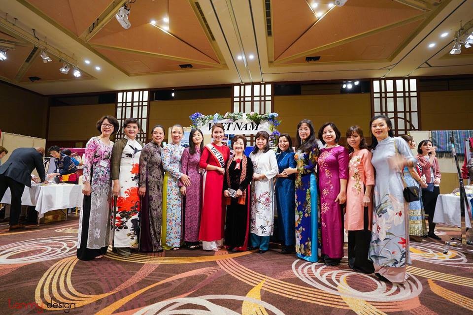 Cô gái Việt tài sắc nổi bật tại Hội chợ từ thiện phụ nữ Châu Á Thái Bình Dương - 6 Cô gái Việt tài sắc nổi bật tại Hội chợ từ thiện phụ nữ Châu Á Thái Bình Dương - 6