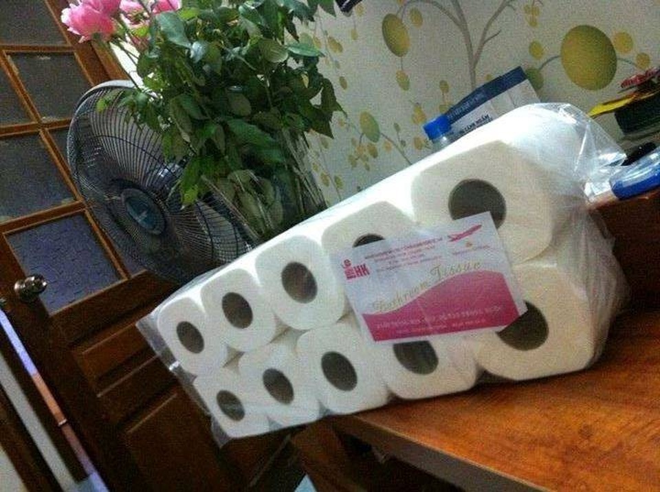 "Khóc dở" với thưởng 30/4 – 1/5: 3 cuộn giấy vệ sinh và những món đồ "vô dụng" - 1 Nhân viên một công ty sản xuất giấy tại Hà Nội được thưởng 3 bịch giấy vệ sinh trong dịp lễ 30/4 - 1/5 năm nay.