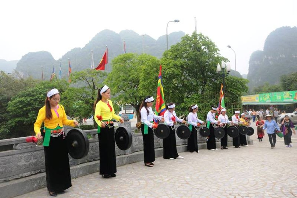 Cồng chiêng của đồng bào các dân tộc huyện Nho Quan (Ninh Bình) năm nay cũng được Ban tổ chức lễ hội quy tụ về biểu diễn tại lễ hội Tràng An, làm cho lễ hội đa sắc màu văn hóa của các dân tộc Việt Nam.