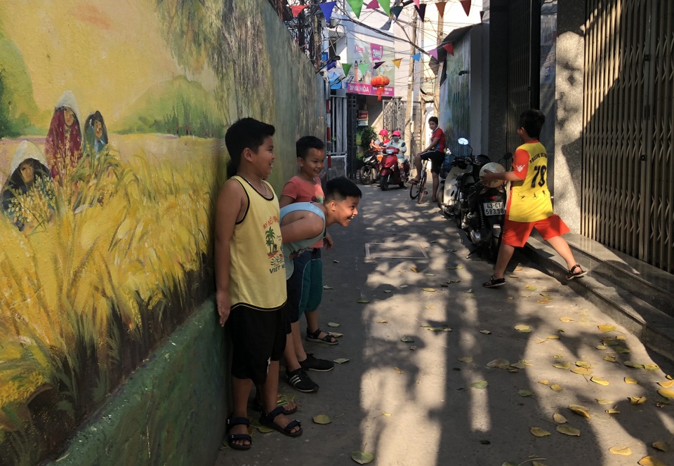 Các bức bích họa khiến cho con hẻm nhỏ giữa lòng trung tâm Đà thành trở nên sinh động