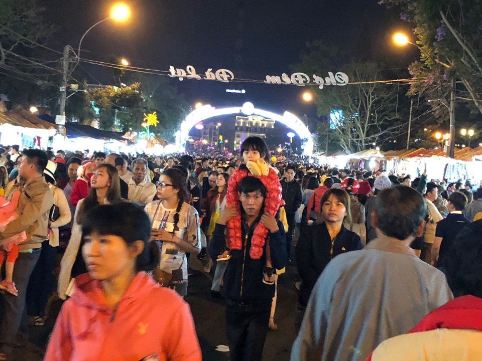 Hàng ngàn du khách dạo bộ tại chợ đêm Đà Lạt
