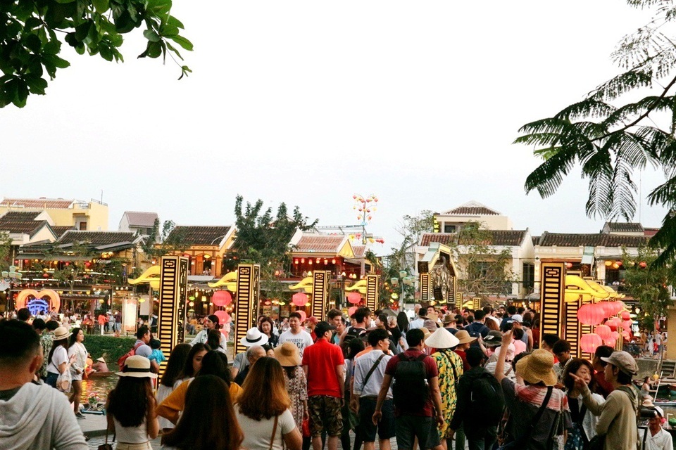 Du khách đến Hội An tăng mạnh dịp lễ 30/4-1/5 - 2 Nhiều điểm vui chơi, tham quan ở Hội An chật cứng du khách