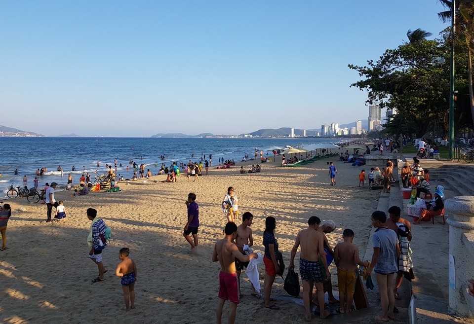 Nha Trang: Bãi biển đông nghịt người trong ngày đầu dịp lễ 30/4-1/5 - 1 Nha Trang: Bãi biển đông nghịt người trong ngày đầu dịp lễ 30/4-1/5 - 1