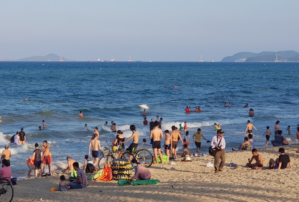 Nha Trang: Bãi biển đông nghịt người trong ngày đầu dịp lễ 30/4-1/5 - 3 Nha Trang: Bãi biển đông nghịt người trong ngày đầu dịp lễ 30/4-1/5 - 3