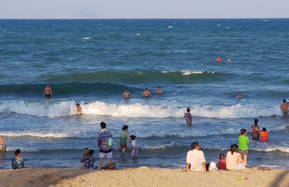 Nha Trang: Bãi biển đông nghịt người trong ngày đầu dịp lễ 30/4-1/5 - 4 Bãi biển Nha Trang thường đón đông khách vào các dịp lễ lớn