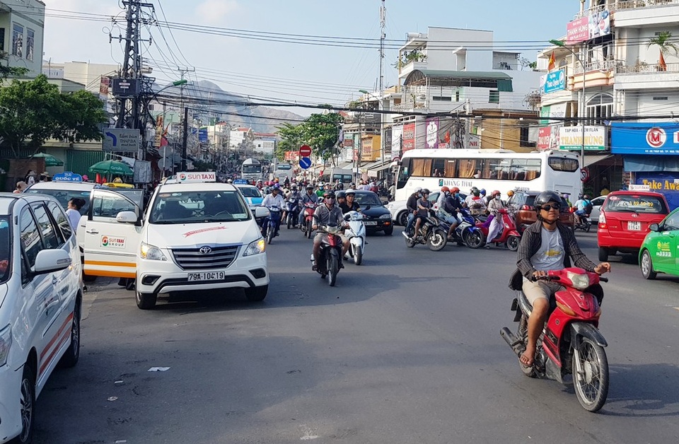 Tình hình giao thông trước tháp bà Ponagar Nha Trang khá nóng vì lượng khách tăng mạnh