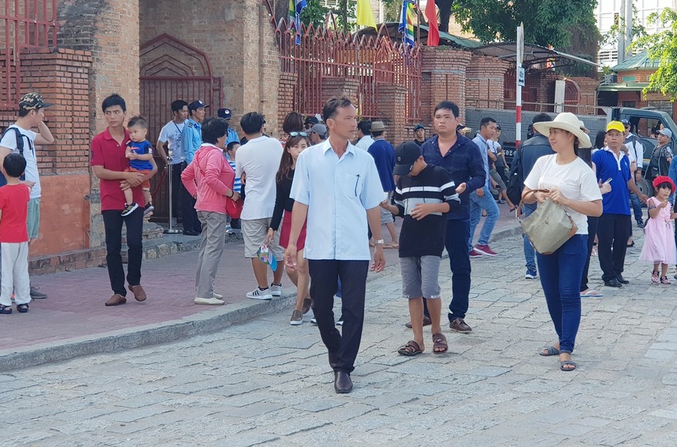 Du khách ra về sau khi tham quan tháp bà Ponagar Nha Trang