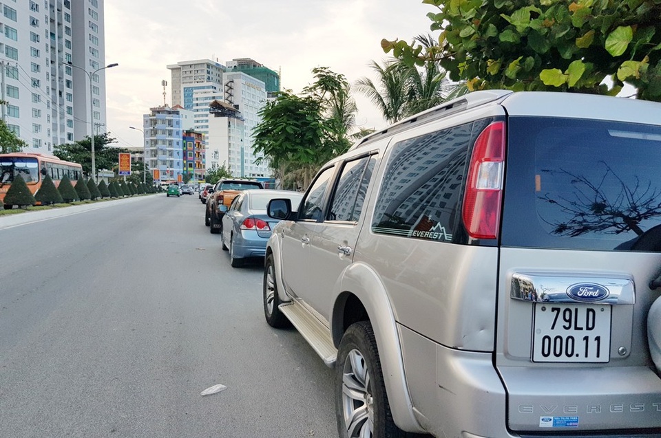 Nha Trang: Các bãi giữ xe ven biển “nghẹt thở” trong ngày nghỉ lễ thứ hai - 6
