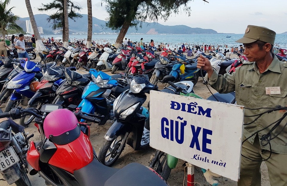 Nha Trang: Các bãi giữ xe ven biển “nghẹt thở” trong ngày nghỉ lễ thứ hai - 8