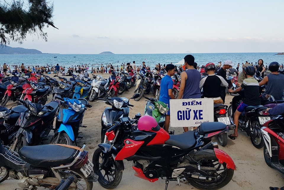 Nha Trang: Các bãi giữ xe ven biển “nghẹt thở” trong ngày nghỉ lễ thứ hai - 9