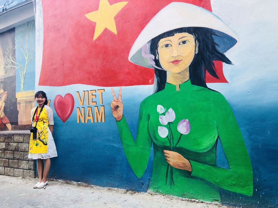 Làng bích họa Đà Nẵng vừa khánh thành chiều 28/4, ngay trước thềm lễ 30/4-1/5 năm nay, góp thêm một điểm check in 0 đồng cho du khách ở Đà Nẵng