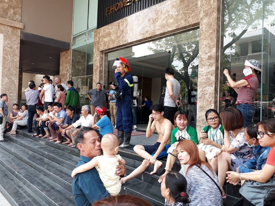 Dân chung cư cao cấp F.Home hoảng loạn vì đám cháy trong ngày nghỉ lễ - 1 Hàng trăm người trong tòa nhà nhanh chóng chạy ra ngoài thoát hiểm khi phát giác đám cháy