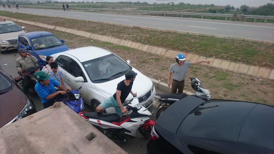 Cầu Tân Vũ - Lạch Huyện tắc cứng suốt 5 tiếng, du khách bỏ xe đi bộ - 9
Xe máy tìm đường thoát thân.