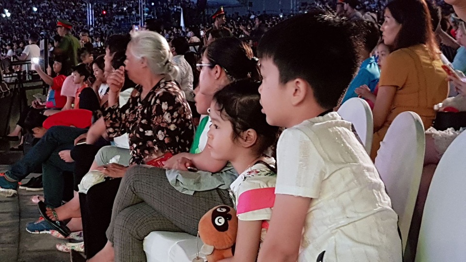 Rực rỡ sắc màu lễ Khai mạc “Năm Du lịch quốc gia 2018 - Hạ Long, Quảng Ninh” - 4 Người dân cùng du khách tỏ ra thích thú với chương trình nghệ thuật tại Lễ hội