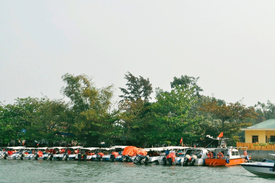 Du khách đến Hội An tăng mạnh dịp lễ 30/4-1/5 - 4 Bà Phạm Thị Mỹ Hương (Phó Chủ tịch xã đảo Tân Hiệp, TP Hội An) cho biết, do dịp lễ này du khách tăng cao nên địa phương sẽ phối hợp với Đồn Biên phòng Cửa Đại và bến cảng du lịch Cửa Đại tăng cường kiểm tra các phương tiện vận chuyển đưa khách ra đảo, nhằm đảm bảo an toàn cho du khách