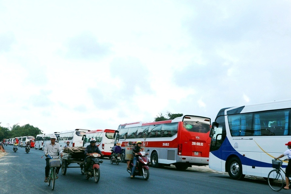 Du khách đến Hội An tăng mạnh dịp lễ 30/4-1/5 - 5 Ô tô chở du khách kẹt cứng ở Hội An