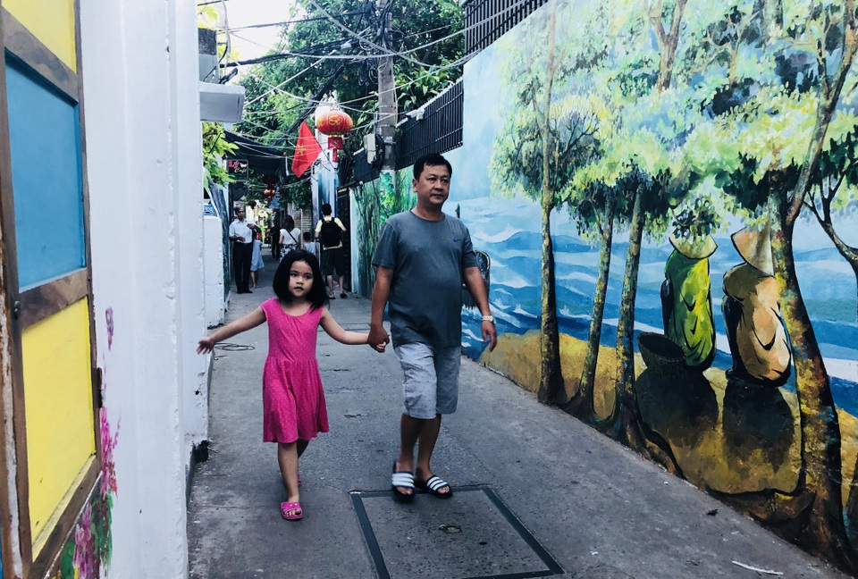 Các bức bích họa tái hiện hình ảnh Đà Nẵng xưa và nay với nhịp sống đời thường