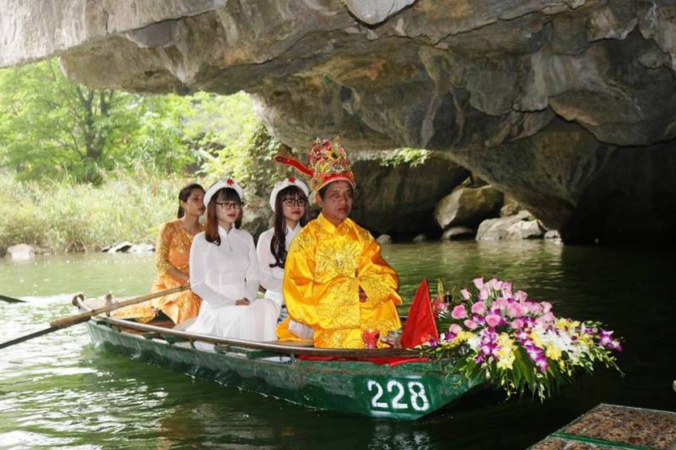 Cử hành nghi lễ rước nước có chủ tế lễ và hai trinh nữ mặc áo dài trắng tinh, thể hiện lòng thành kính dâng lên đức thánh.