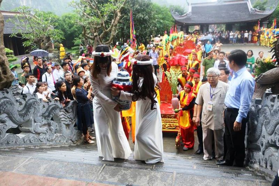 Hai trinh nữ sẽ cùng khiêng bình nước thiêng đưa về đền Đức thánh Quý Minh Đại Vương để dâng lên thượng đẳng thần, tri ân công đức của ngài đã giữ gìn giang sơn, bảo vệ bờ cõi cho muôn dân được an lành.