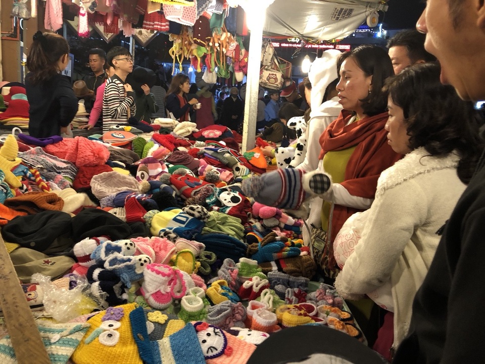 Du khách tấp nập lựa chọn mua những món đồ lưu niệm về làm quà cho gia đình và bạn bè...