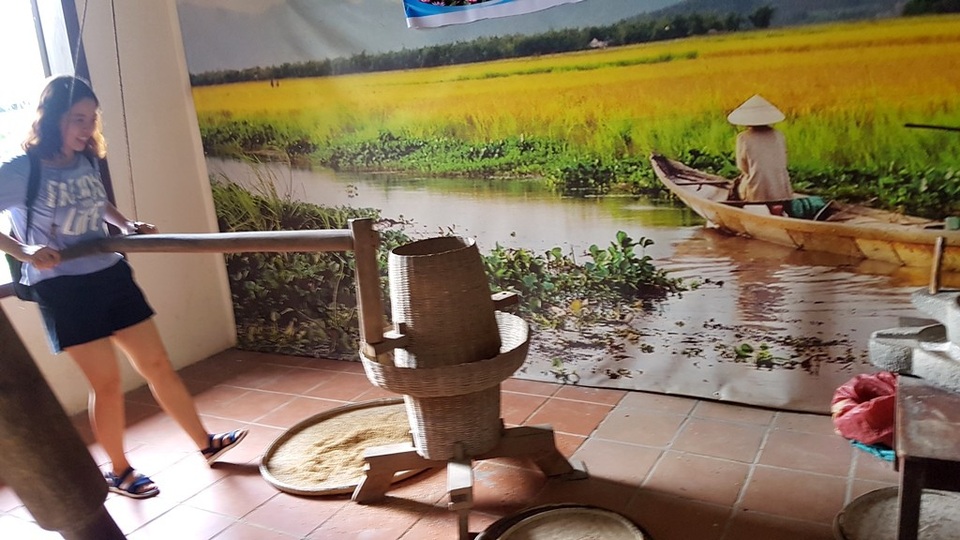 Độc đáo “Chợ quê ngày hội” cầu ngói Thanh Toàn - 9 Du khách thích thú xay lúa