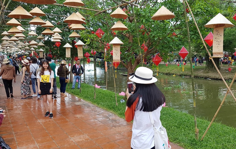 Độc đáo “Chợ quê ngày hội” cầu ngói Thanh Toàn - 11 Con đường ven sông Như Ý treo đầy nón lá nên thơ