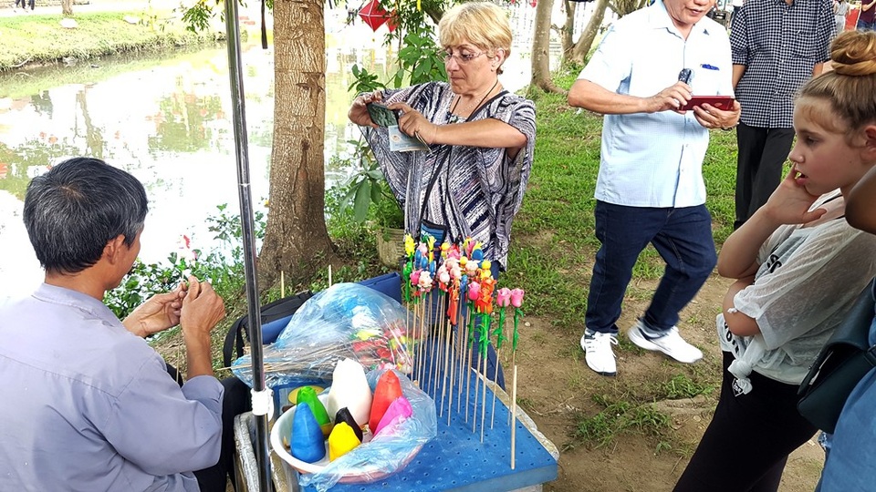 Độc đáo “Chợ quê ngày hội” cầu ngói Thanh Toàn - 12 Du khách Tây thích thú xem người dân làng làm tò he