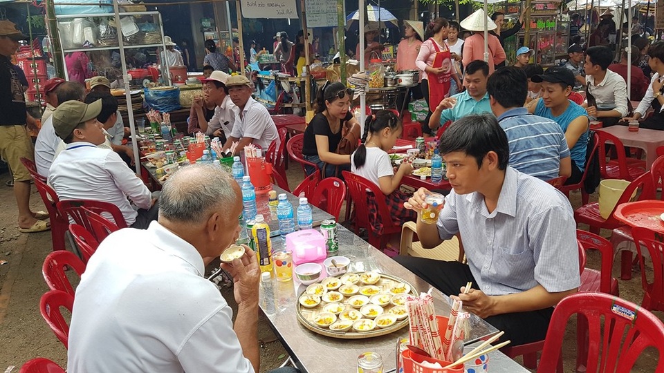 Độc đáo “Chợ quê ngày hội” cầu ngói Thanh Toàn - 16 Du khách thưởng thức ẩm thực tại khu chợ quê bên cầu ngói Thanh Toàn