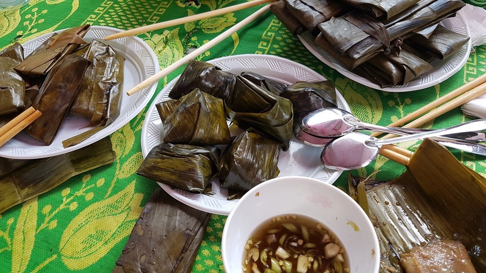 Độc đáo “Chợ quê ngày hội” cầu ngói Thanh Toàn - 14 Các món bánh quê được làm từ bột nếp và tôm, thịt là bánh ít, bánh nậm và bánh lọc