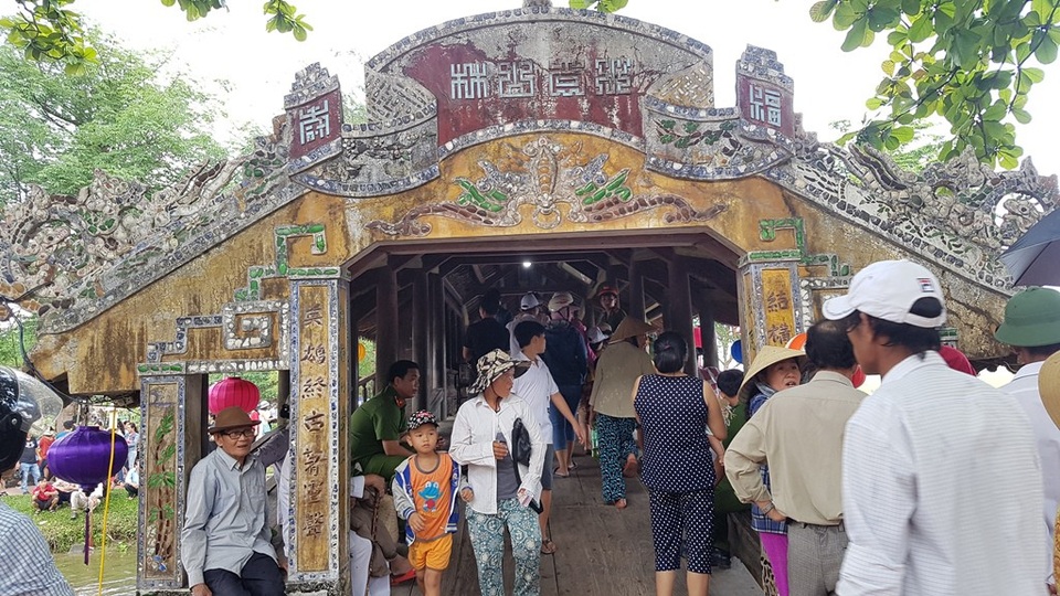 Độc đáo “Chợ quê ngày hội” cầu ngói Thanh Toàn - 1 Cây cầu ngói Thanh Toàn ở Chợ quê ngày hội đã có tuổi đời 242 năm