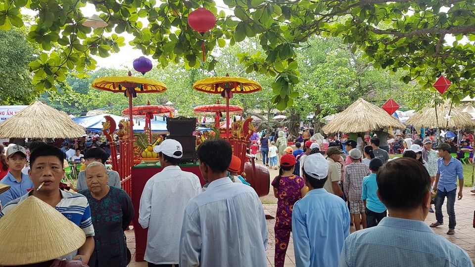 Độc đáo “Chợ quê ngày hội” cầu ngói Thanh Toàn - 2 Hương án và kiệu cung nghinh linh vị bà Trần Thị Đạo, người đã có công xây cầu ngói Thanh Toàn vào năm 1776