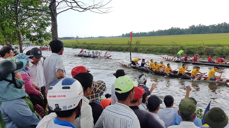 Độc đáo “Chợ quê ngày hội” cầu ngói Thanh Toàn - 13 Hào hứng hội đua trải trên sông