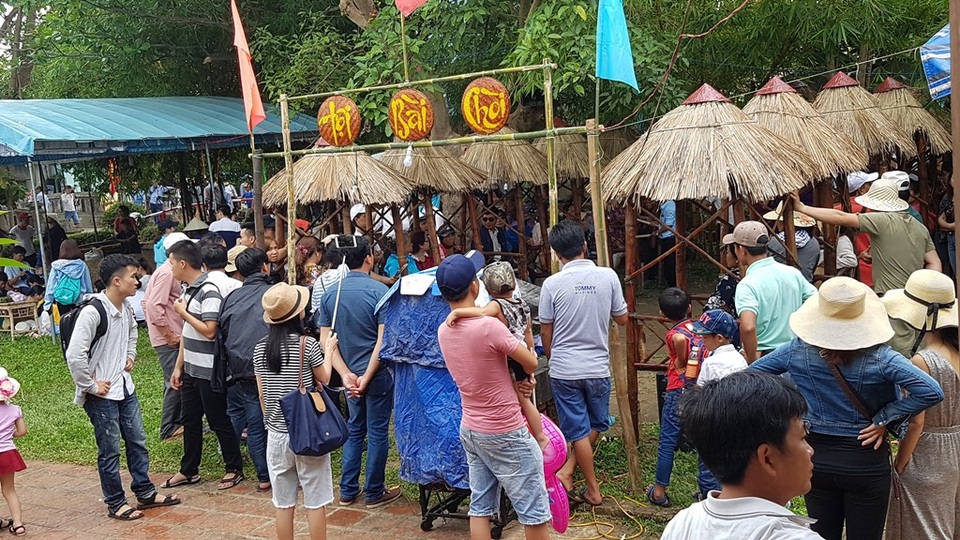 Các lễ hội ở vùng quê thu hút rất đông người tham gia vui chơi