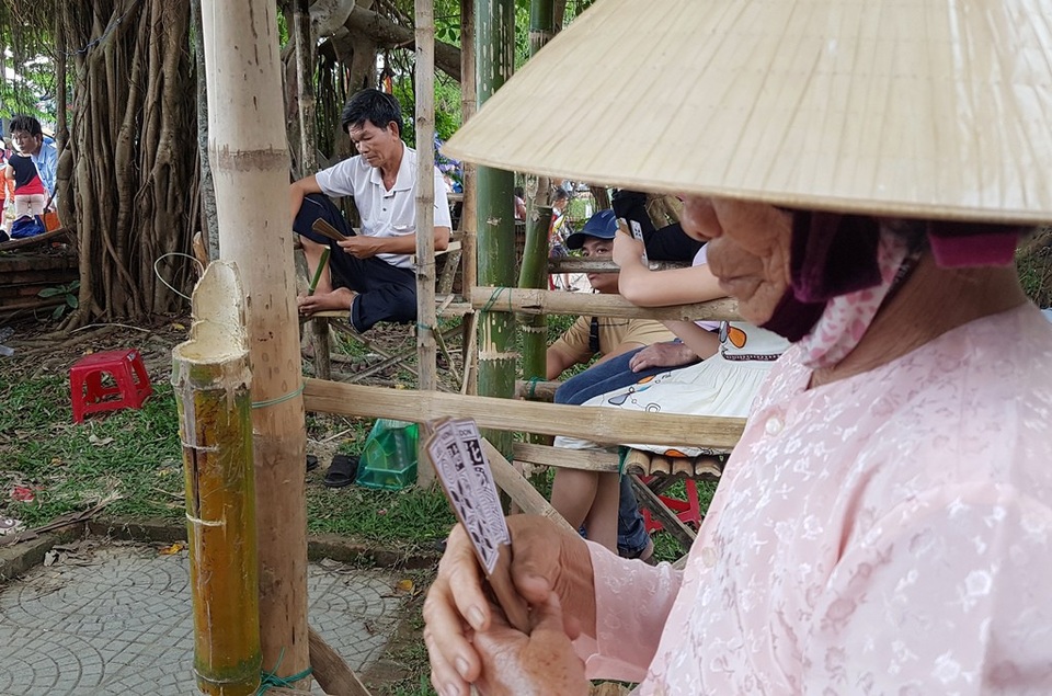 Độc đáo “Chợ quê ngày hội” cầu ngói Thanh Toàn - 6 Một mệ già chăm chú chơi Bài chòi