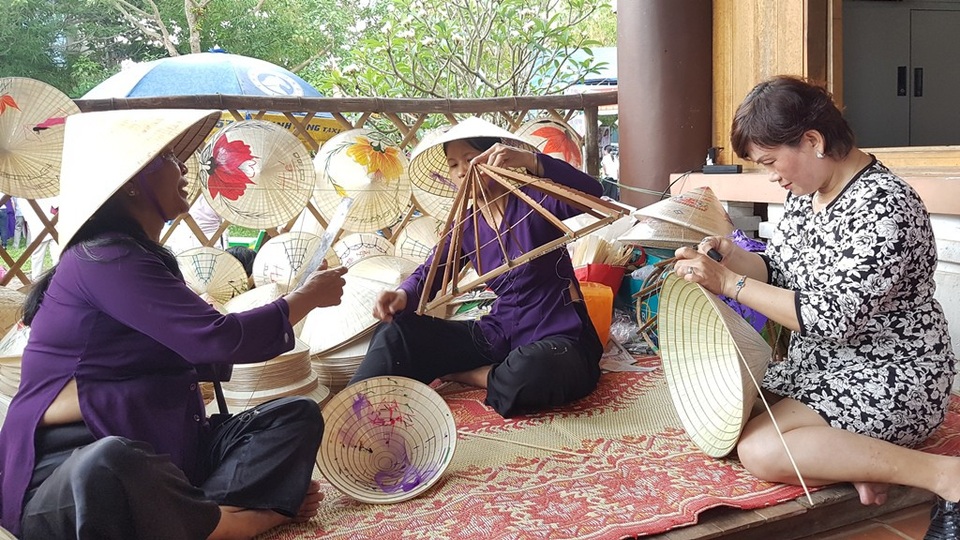 Độc đáo “Chợ quê ngày hội” cầu ngói Thanh Toàn - 7 Chằm nón lá bài thơ xứ Huế
