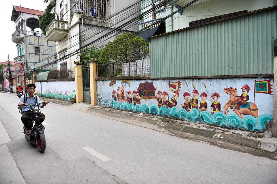 Con đường bích họa độc đáo ở chùa Thầy - 1
Con đường bích họa ở chùa Thầy (xã Sài Sơn, Huyện Quốc Oai, Hà Nội) gây bất ngờ cho du khách khi tới tham quan di tích nổi tiếng này bằng những bức tranh độc đáo vẽ trên tường hai bên đường.