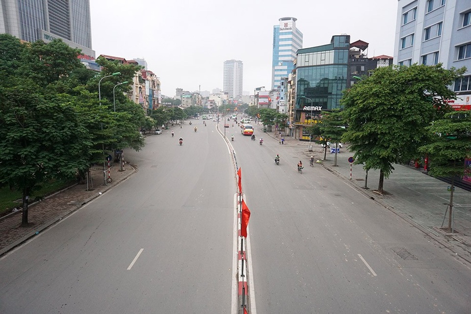 Đường phố Hà Nội vắng vẻ trong ngày nghỉ lễ - 1
Phố Tây Sơn vắng hoe lúc 7h.
