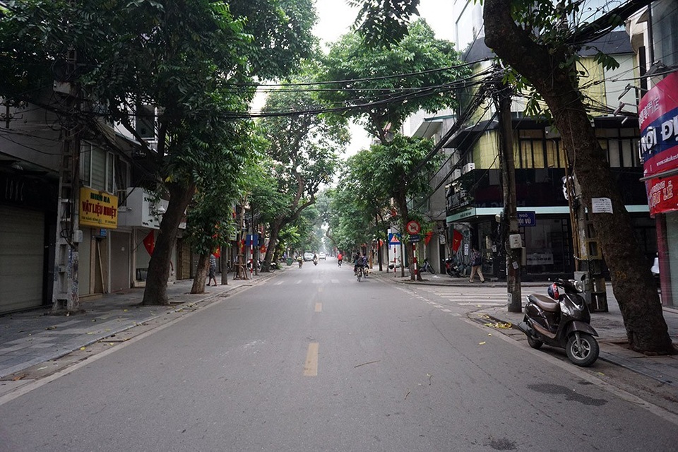 Đường phố Hà Nội vắng vẻ trong ngày nghỉ lễ - 10 Phố Hàng Bông.