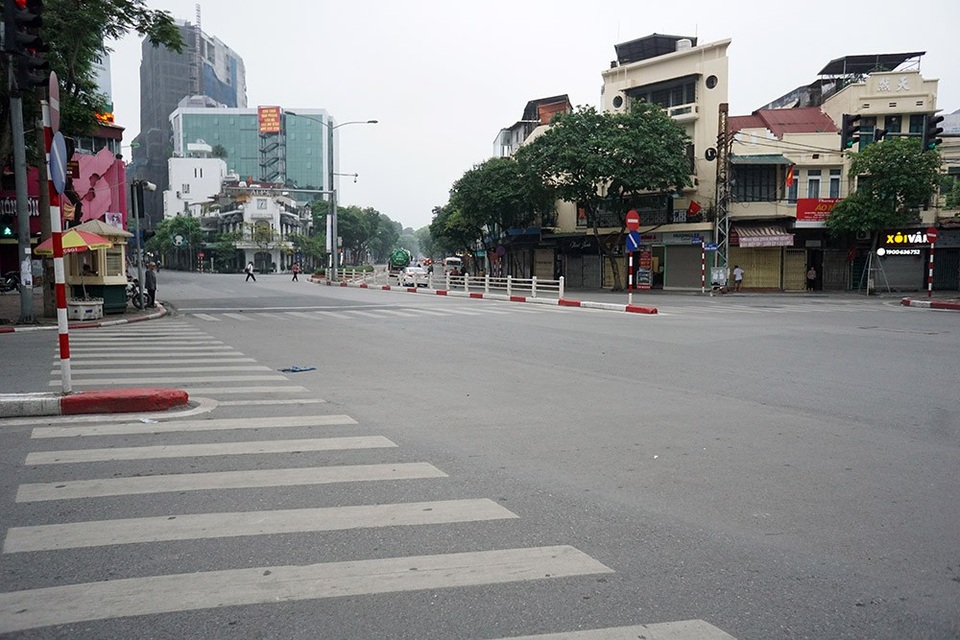 Đường phố Hà Nội vắng vẻ trong ngày nghỉ lễ - 15 Ngã tư Cửa Nam.