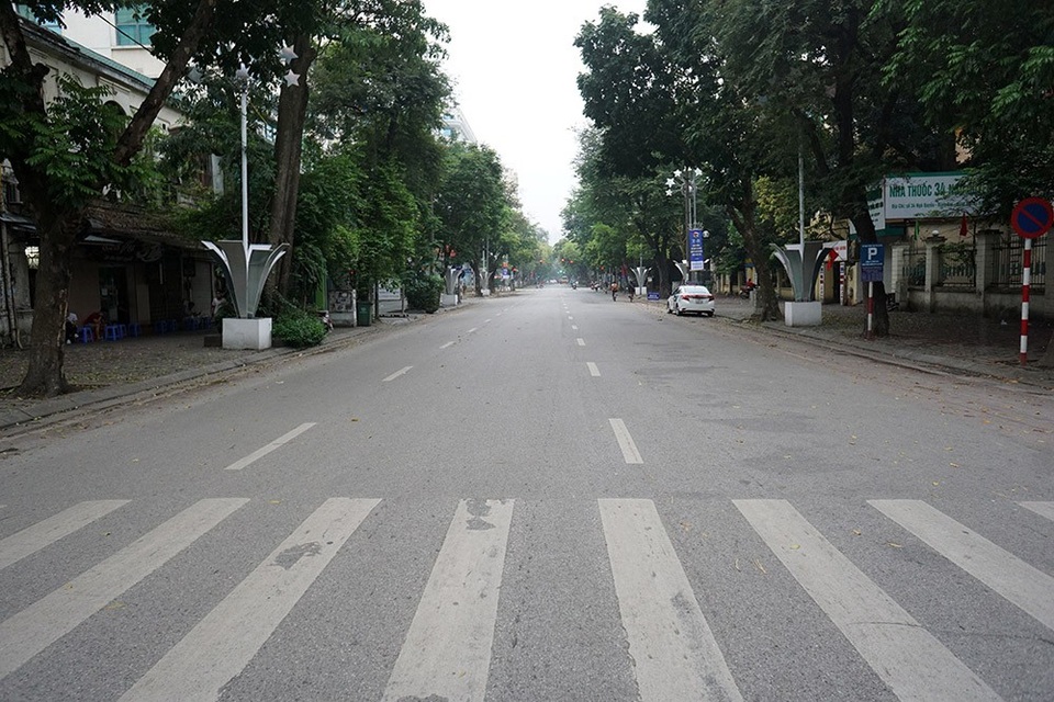 Đường phố Hà Nội vắng vẻ trong ngày nghỉ lễ - 2
Phố Ngô Quyền cũng vắng lặng khác hẳn ngày thường.