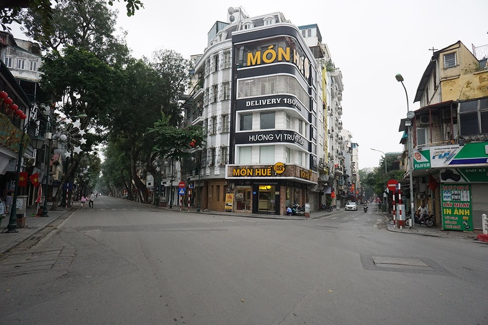 Đường phố Hà Nội vắng vẻ trong ngày nghỉ lễ - 7
Phố Tràng Thi.