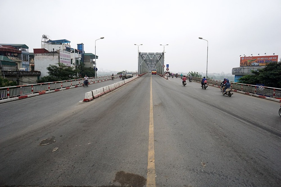 Đường phố Hà Nội vắng vẻ trong ngày nghỉ lễ - 8
Cầu Chương Dương lúc 8h là thời điểm thường xảy ra ùn ứ giao thông nhưng lại vắng vẻ trong ngày nghỉ lễ.
