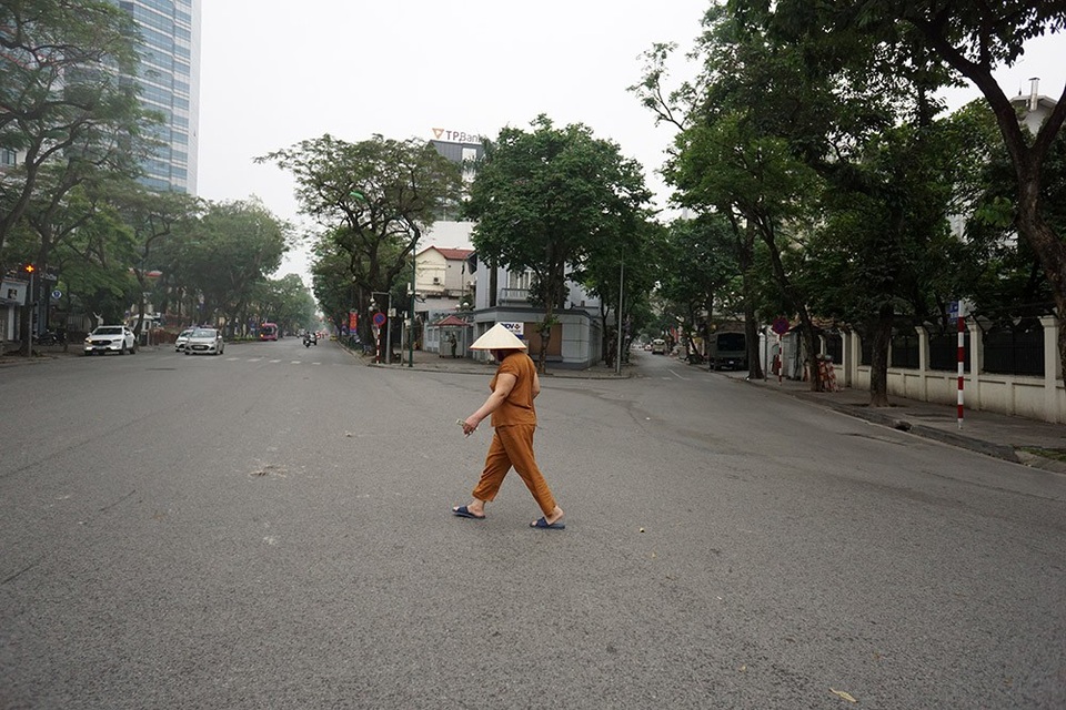 Đường phố Hà Nội vắng vẻ trong ngày nghỉ lễ - 9 Đường phố Hà Nội trở nên vắng lặng khác hẳn với nhịp điệu thường ngày.