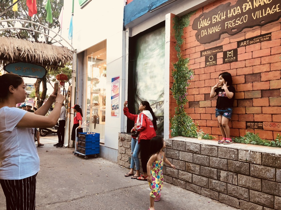 Nhiều du khách đến Đà Nẵng dịp lễ 30/4-1/5 năm nay tìm đến làng bích họa ở hẻm 75 Nguyễn Văn Linh check in