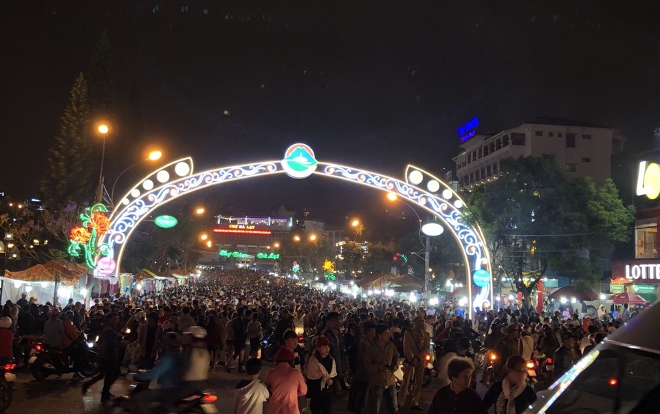 Biển người chen chân tại chợ đêm Đà Lạt tối ngày 29/4