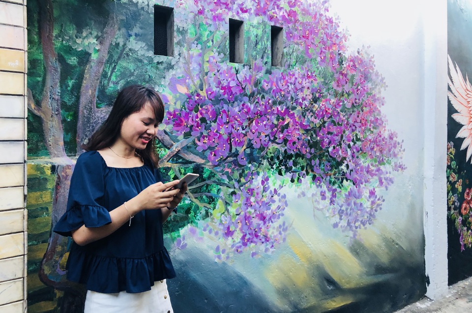 Các bạn trẻ náo nức check in làng bích họa