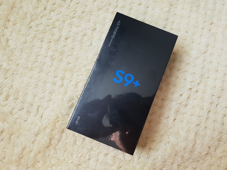 Galaxy S9+ màu xanh san hô chính thức lên kệ - 1 Galaxy S9+ màu xanh san hô vẫn được đóng hộp và các nội dung in trên vỏ hộp tương tự các phiên bản màu sắc được bán trước đó. Samsung cho biết, giá bán thiết bị mới tương tự các phiên bản màu sắc khác, là 23,5 triệu đồng.