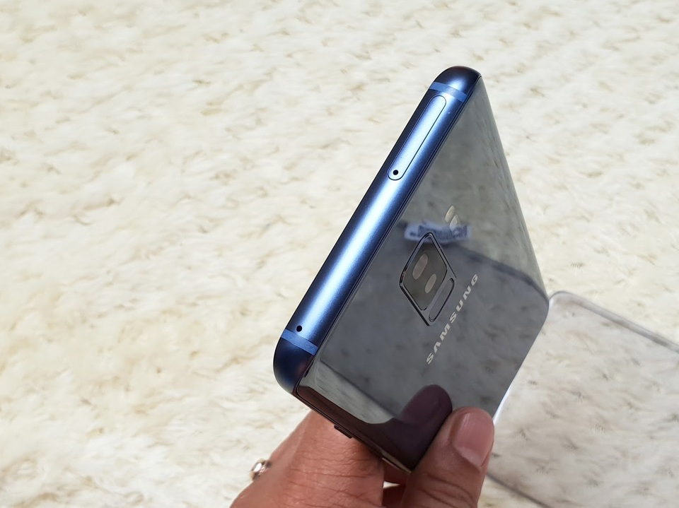 Galaxy S9+ màu xanh san hô chính thức lên kệ - 6 Ngoài nắp lưng, khung viền của máy cũng được sơn cùng màu, tạo nên một khối liền mạch khá đẹp mắt cho sản phẩm này.