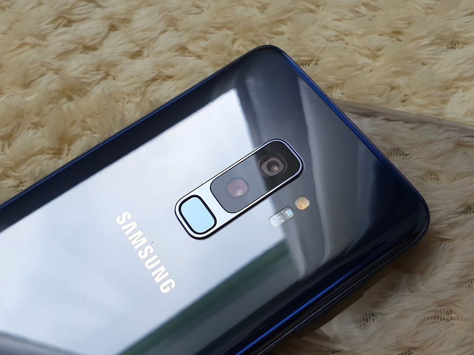 Galaxy S9+ màu xanh san hô chính thức lên kệ - 9 Điểm thay đổi lớn nhất trên thế hệ năm ngoái là camera kép ở mặt. Hệ thống camera kép này có độ phân giải 12 MP, tích hợp chống rung quang học cho cả 2 camera.